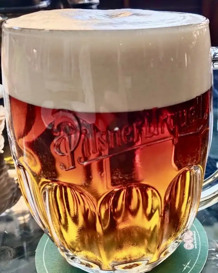 Kufel piwa z gęstą pianą